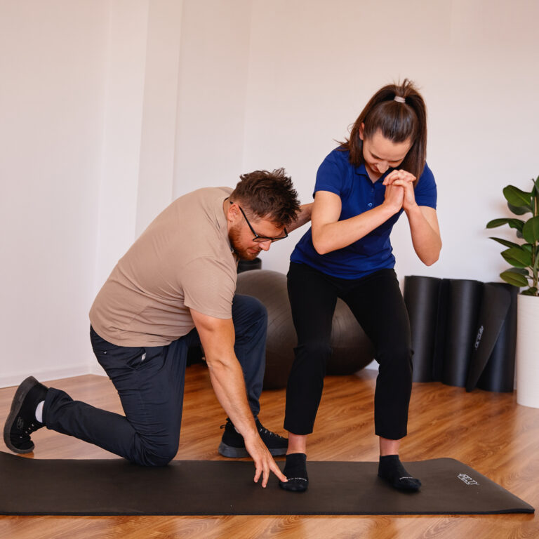 Instruktaż ćwiczeń funkcjonalnych – fizjoterapeuta prowadzący trening rehabilitacyjny w Fizjo Projekt Rzeszów